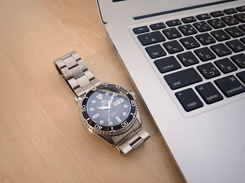 Orologio in prossimità di un laptop